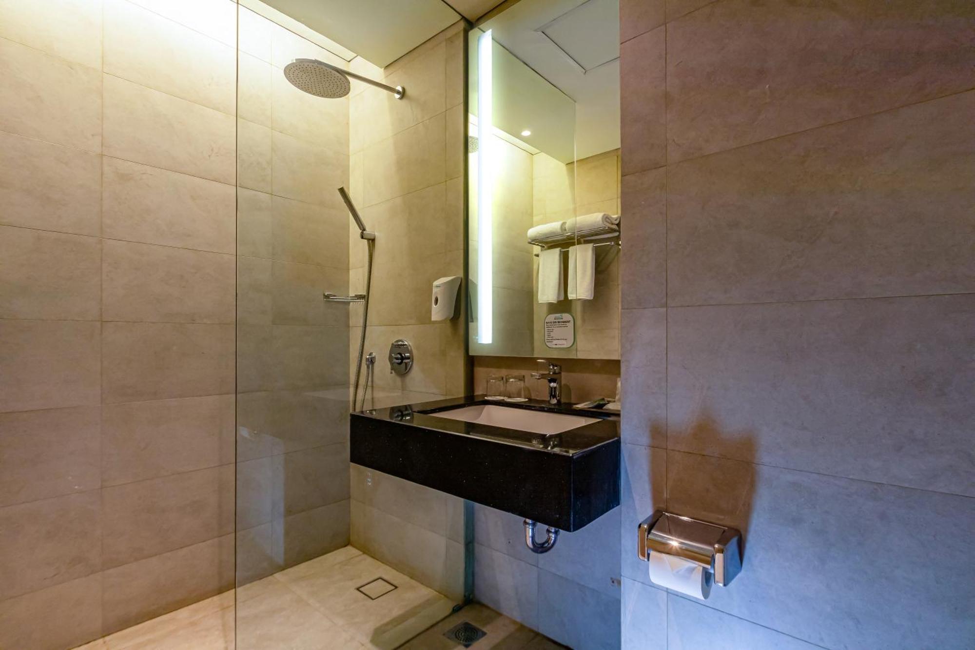 Hotel Ayola Lippo Чикаранг Экстерьер фото