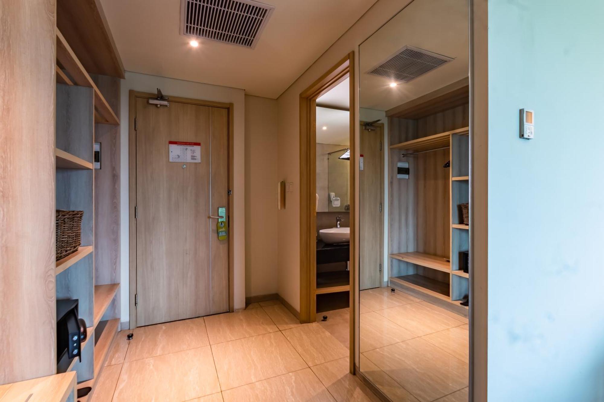 Hotel Ayola Lippo Чикаранг Экстерьер фото