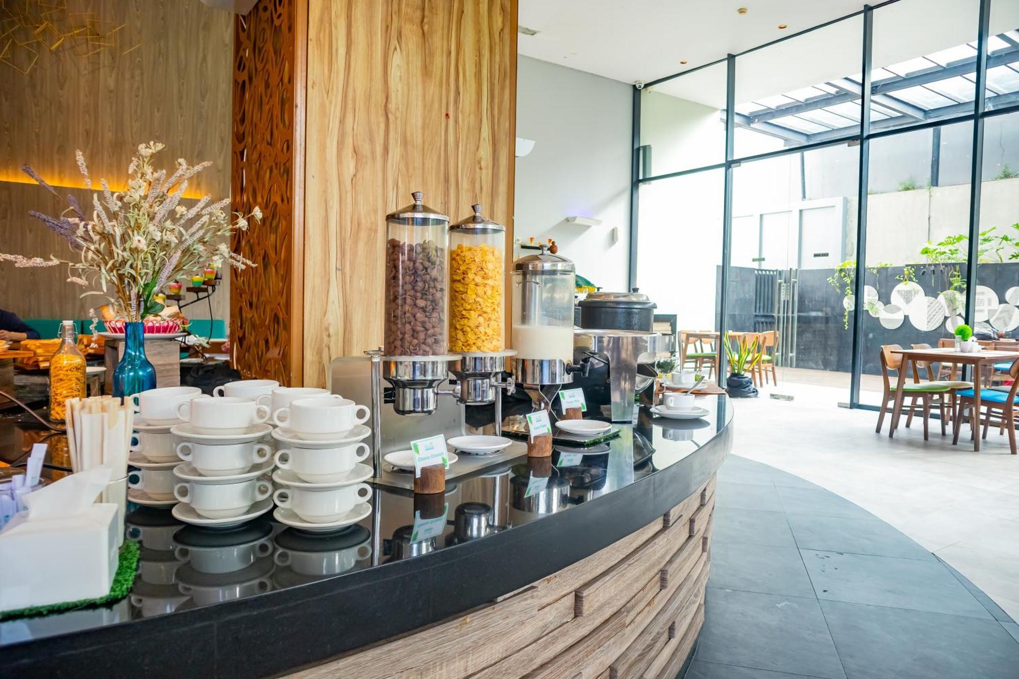 Hotel Ayola Lippo Чикаранг Экстерьер фото